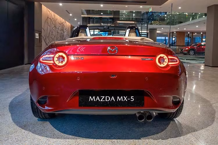 Cung cấp sức mạnh cho Mazda MX-5 2026 nhiều khả năng vẫn là động cơ xăng 2.0L hút khí tự nhiên, sản sinh công suất tối đa 181 mã lực và mô-men xoắn cực đại 205 Nm. Tại thị trường Việt Nam, xe thường đi kèm hộp số tự động 6 cấp kết hợp lẫy chuyển số trên vô-lăng để phù hợp với điều kiện giao thông đô thị.