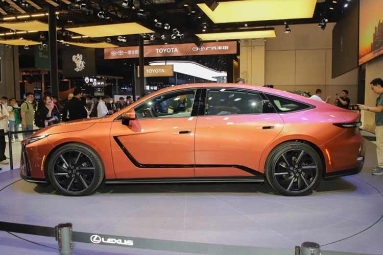 Trong đó, 2 phiên bản 350h đều là xe hybrid. Riêng bản 500e sẽ chạy hoàn toàn bằng điện. Như vậy, đây là lần đầu tiên Lexus ES thuần điện được bán ở thị trường Việt Nam. Sự tăng trưởng mạnh mẽ của phân khúc ôtô điện tại Việt Nam trong vòng 2 năm trở lại đây có lẽ đã thúc đẩy Lexus đưa ES 500e về nước.