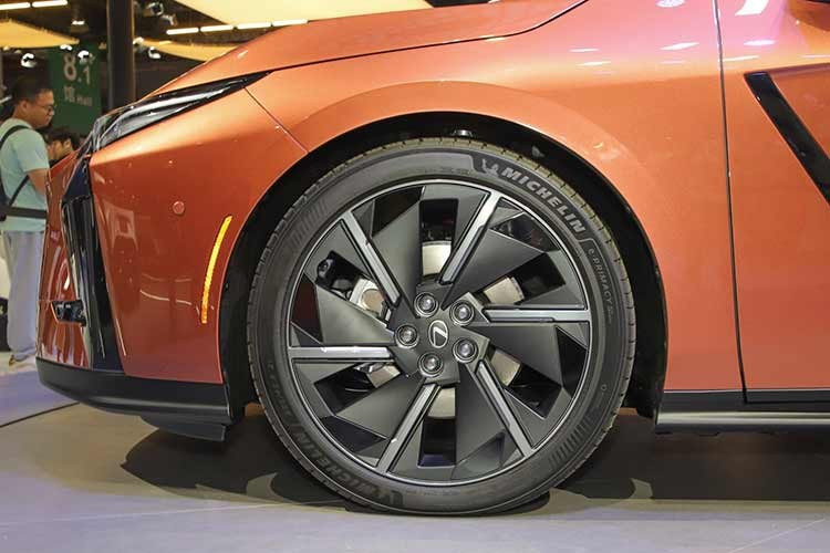 Trong khi đó, phiên bản thuần điện lại sở hữu khu vực đầu xe tối giản hơn. Chưa hết, Lexus ES 2026 còn có hệ thống đèn trước 2 tầng với dải đèn LED định vị ban ngày hình chữ "L" nằm phía trên và đèn pha chính đặt bên dưới. Ở bên sườn, mẫu sedan hạng sang này sở hữu thiết kế khí động lực học hơn nhờ nóc dốc mượt mà về phía sau và những đường dập gân sắc nét.