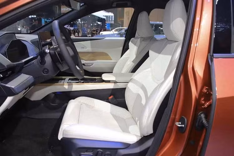 Hệ thống nút bấm cảm ứng điều khiển nằm dưới màn hình và trên khe gió điều hòa. Những nút bấm này sẽ sáng lên khi được kích hoạt. Đèn nền nội thất trên xe có thể tương tác với nhạc mà người dùng đang chơi. Khu vực này cũng có máy phun nước hoa với 5 mùi hương độc quyền, trong đó có mùi... tre đậm chất châu Á.