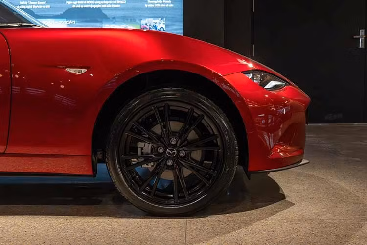 Dựa trên các tài liệu truyền thông, nhiều khả năng Mazda Việt Nam sẽ chỉ phân phối phiên bản Roadster mui vải đóng mở thủ công thay vì bản mui cứng RF. Đây là lựa chọn mang tính nguyên bản, giúp tối ưu trọng lượng và giữ trọn nét cổ điển đã làm nên tên tuổi của dòng xe này kể từ khi ra mắt lần đầu tiên.