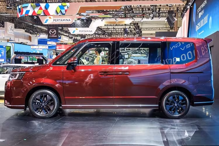 Hệ thống mô-tơ điện đi kèm cho công suất tối đa 184 mã lực, mô-men xoắn cực đại đạt 315 Nm, hoạt động trong dải tua 0–2.000 vòng/phút. Nhiên liệu tương thích là Gasohol E20, với dung tích bình xăng 40 lít. Tại thị trường Thái Lan Honda STEPWGN e:HEV có giá bán 1.780.000 baht (tương đương 1,45 tỷ đồng). Xe được nhập khẩu nguyên chiếc từ Nhật Bản.