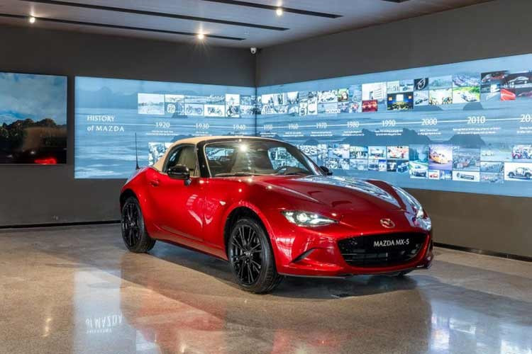 Dự kiến, Mazda MX-5 2026 tại Việt Nam sẽ có giá 1,359 tỷ đồng, bàn giao tới tay khách hàng vào tháng 5/2026. Mức giá này thấp hơn đáng kể so với mức giá gần 2 tỷ đồng ở giai đoạn 2021 - 2022. Việc điều chỉnh giá bán lần này cho thấy tham vọng của hãng khi muốn đưa mẫu xe tiệm cận với những khách hàng đam mê trải nghiệm lái.