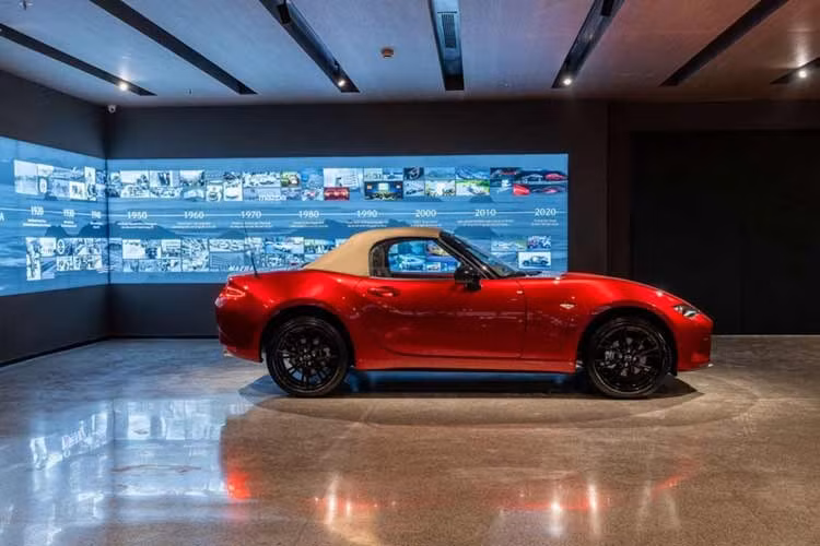 Về ngoại hình, Mazda MX-5 2026 vẫn trung thành với triết lý "Jinba Ittai" - sự hòa hợp tuyệt đối giữa người và xe. Là mẫu roadster dẫn động cầu sau hiếm hoi được phân phối chính hãng, MX-5 hướng đến nhóm người dùng ưu tiên cảm xúc lái và tính thời trang.