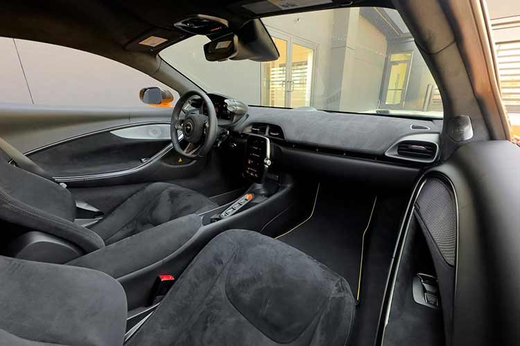 Trước đó, phiên bản hybrid của các dòng xe Toyota Alphard, Camry, Corolla Cross và Yaris Cross cũng đã được giảm giá niêm yết với mức dao động từ 37-200 triệu đồng. Nói thêm về McLaren Artura, đây là dòng siêu xe ra mắt từ năm 2021. Đến giữa năm 2022, chiếc Artura chính hãng đầu tiên đã được đưa về Việt Nam.