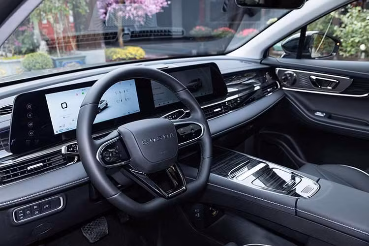 Trang bị tiện nghi và an toàn của Omoda C5 HEV 2026 cũng tương tự phiên bản máy xăng. Do đó, xe sở hữu hệ thống đèn LED, đèn sương mù trước, cần gạt mưa tự động, gương chiếu hậu chỉnh điện, cửa cốp chỉnh điện, hệ thống điều hòa tự động 2 vùng, làm mát ghế trước, sưởi ghế sau.