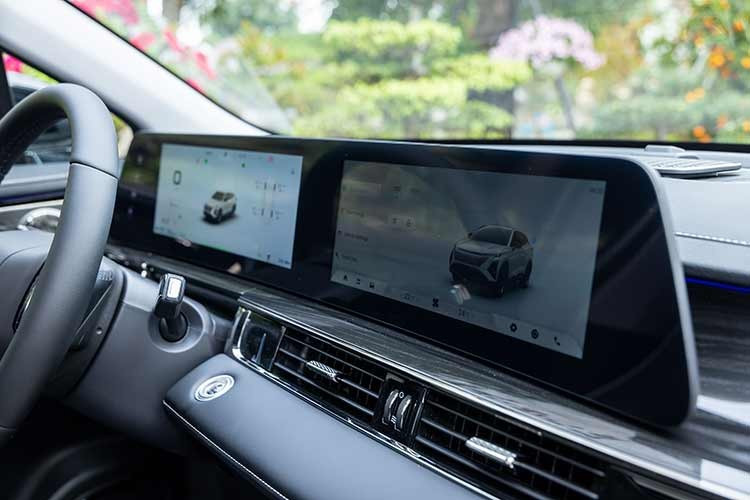 Xe có bảng đồng hồ kỹ thuật số và màn hình thông tin giải trí cùng có kích thước 12,3 inch, cửa sổ trời, gương chiếu hậu chống chói tự động, hệ thống định vị.... Camera 360 độ toàn cảnh, cảm biến hỗ trợ đỗ xe phía trước, hệ thống cảnh báo điểm mù và kiểm soát hành trình thích ứng cũng được trang bị cho xe.