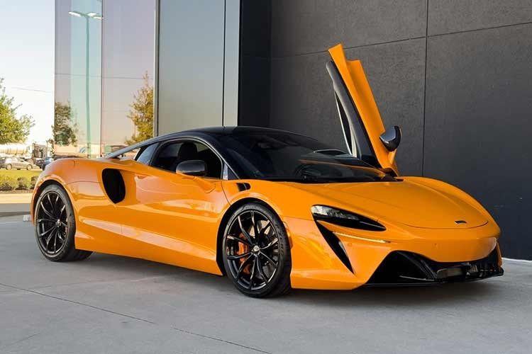 McLaren vừa công bố điều chỉnh giá bán của dòng siêu xe Artura ở thị trường Việt Nam. Theo đó, McLaren Artura Coupe có giá niêm yết mới là 15,29 tỷ đồng (đã bao gồm VAT). Con số tương ứng của McLaren Artura Spider là 16,6 tỷ đồng (đã bao gồm VAT). Mức giá mới được áp dụng nhằm giúp khách hàng tại Việt Nam tiếp cận dòng siêu xe hybrid này dễ dàng hơn.