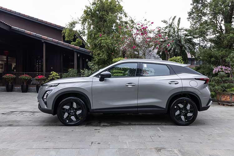 Từng ra mắt ở thị trường quốc tế vào hồi đầu năm 2025, Omoda C5 HEV 2026 mới được phát triển dựa trên phiên bản nâng cấp giữa vòng đời của dòng SUV cỡ B này. Điểm nhấn của xe đương nhiên nằm ở hệ truyền động bên dưới nắp ca-pô.