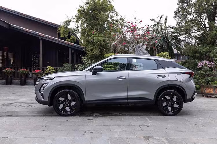 Từng ra mắt ở thị trường quốc tế vào hồi đầu năm 2025, Omoda C5 HEV 2026 mới được phát triển dựa trên phiên bản nâng cấp giữa vòng đời của dòng SUV cỡ B này. Điểm nhấn của xe đương nhiên nằm ở hệ truyền động bên dưới nắp ca-pô.