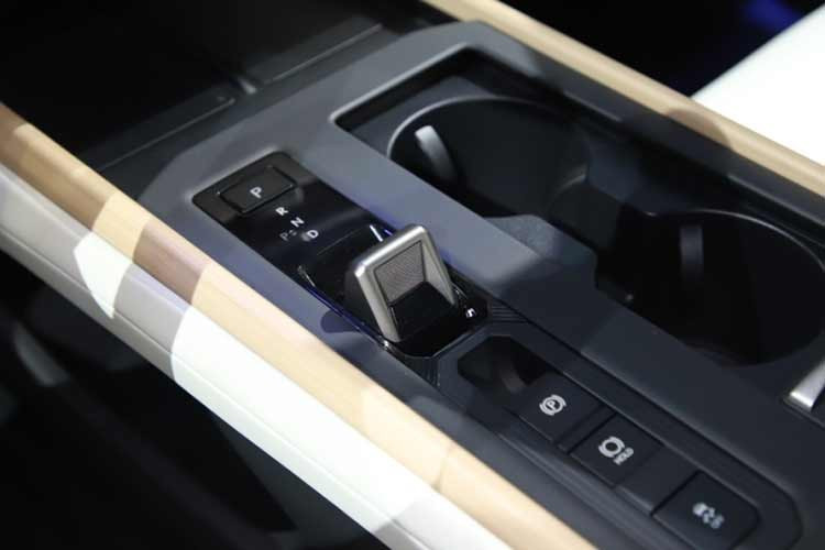 Người ngồi sau trên Lexus ES 2026 giờ có khả năng được mát xa đùi nhờ ghế cao cấp mới đặt tại đây. Về mảng trang bị an toàn, Lexus hứa hẹn ES 2026 sẽ sử dụng hệ thống ADAS đời mới nhất với thông tin chi tiết công bố sau.