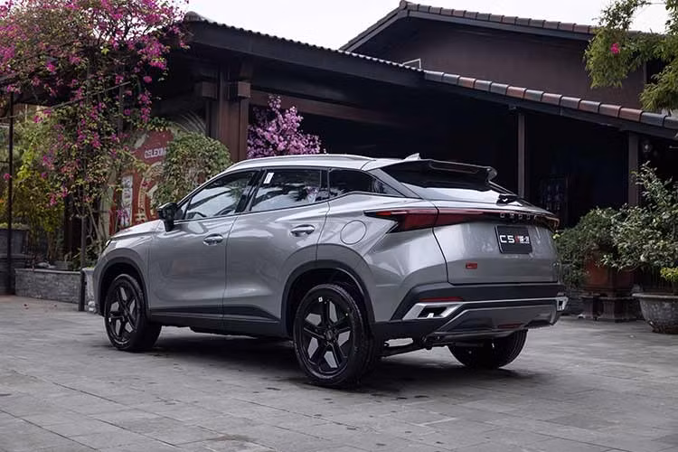 Trong khi đó, thiết kế của Omoda C5 HEV không thay đổi so với phiên bản máy xăng thông thường. Xe cũng sở hữu thiết kế phía trước mới với lưới tản nhiệt rộng, đi kèm mắt lưới hình quả trám sơn cùng màu thân xe. Lưới tản nhiệt có thêm ốp màu đen bóng mới, tích hợp dòng chữ "Omoda".