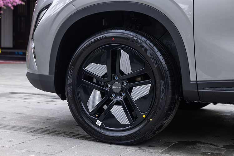 Xe được trang bị nẹp màu đen kể trên nối liền với dải đèn LED định vị ban ngày cải tiến, có thiết kế sắc sảo hơn. Nằm bên dưới dải đèn này vẫn là cụm đèn pha LED cỡ lớn. Những thay đổi khác của mẫu SUV cỡ B này nằm ở cản trước, vành la-zăng và logo HEV mới trên cửa cốp sau. Trong đó, mâm xe có thiết kế khí động lực học và phối 2 màu thể thao.