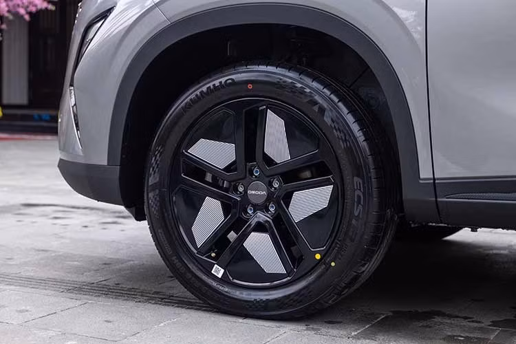 Xe được trang bị nẹp màu đen kể trên nối liền với dải đèn LED định vị ban ngày cải tiến, có thiết kế sắc sảo hơn. Nằm bên dưới dải đèn này vẫn là cụm đèn pha LED cỡ lớn. Những thay đổi khác của mẫu SUV cỡ B này nằm ở cản trước, vành la-zăng và logo HEV mới trên cửa cốp sau. Trong đó, mâm xe có thiết kế khí động lực học và phối 2 màu thể thao.