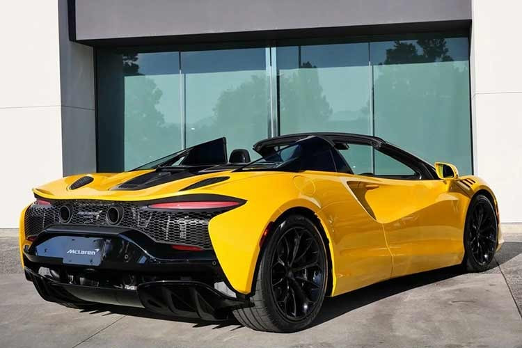 Bên cạnh đó, Artura còn là siêu xe đầu tiên của McLaren sử dụng động cơ V6 thay vì V8. "Trái tim" của siêu xe này là hệ truyền động hybrid với máy xăng V6, dung tích 3.0L, đi kèm 2 bộ tăng áp, cho công suất tối đa 571 mã lực và mô-men xoắn cực đại 585 Nm. Động cơ kết hợp với mô-tơ điện, tạo ra tổng công suất 680 mã lực và mô-men xoắn cực đại 810 Nm ở bản coupe.
