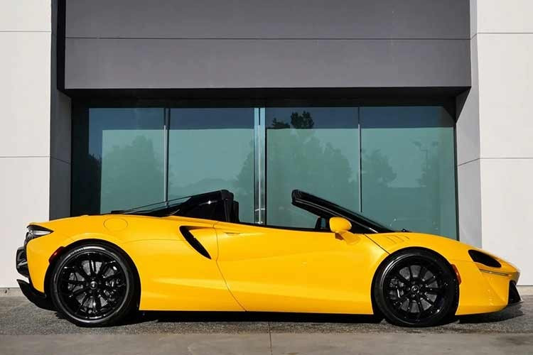 Hai con số tương ứng của bản mui trần Spider là 690 mã lực và 722 Nm. Nhờ đó, xe có thể tăng tốc 0-100 km/h trong 3 giây và đạt tốc độ tối đa 330 km/h ở cả hai phiên bản. Một điểm nhấn nữa của McLaren Artura là hộp số không có số lùi. Thay vào đó, hãng sử dụng mô-tơ điện để giảm trọng lượng cho xe. Mô-tơ điện này chỉ nặng 15 kg nhưng có công suất tối đa 95 mã lực và mô-men xoắn cực đại 225 Nm.