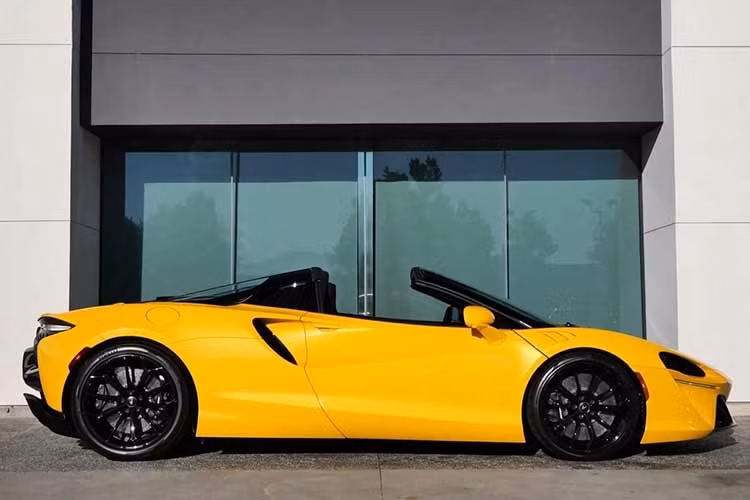 Hai con số tương ứng của bản mui trần Spider là 690 mã lực và 722 Nm. Nhờ đó, xe có thể tăng tốc 0-100 km/h trong 3 giây và đạt tốc độ tối đa 330 km/h ở cả hai phiên bản. Một điểm nhấn nữa của McLaren Artura là hộp số không có số lùi. Thay vào đó, hãng sử dụng mô-tơ điện để giảm trọng lượng cho xe. Mô-tơ điện này chỉ nặng 15 kg nhưng có công suất tối đa 95 mã lực và mô-men xoắn cực đại 225 Nm.