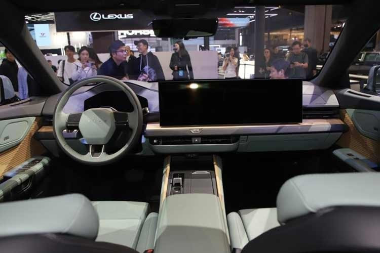 Bên trong xe, nội thất của mẫu xe sang Lexus ES 2026 bỏ đi khá nhiều yếu tố điều khiển vật lý. Táp lô xe chủ yếu xoay quanh màn cảm ứng trung tâm cỡ lớn đi kèm bảng đồng hồ kỹ thuật số 12,3 inch. Khu vực trước mặt ghế bên phía trước có thể có màn giải trí phụ.