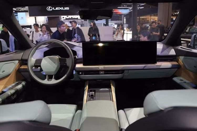 Bên trong xe, nội thất của mẫu xe sang Lexus ES 2026 bỏ đi khá nhiều yếu tố điều khiển vật lý. Táp lô xe chủ yếu xoay quanh màn cảm ứng trung tâm cỡ lớn đi kèm bảng đồng hồ kỹ thuật số 12,3 inch. Khu vực trước mặt ghế bên phía trước có thể có màn giải trí phụ.