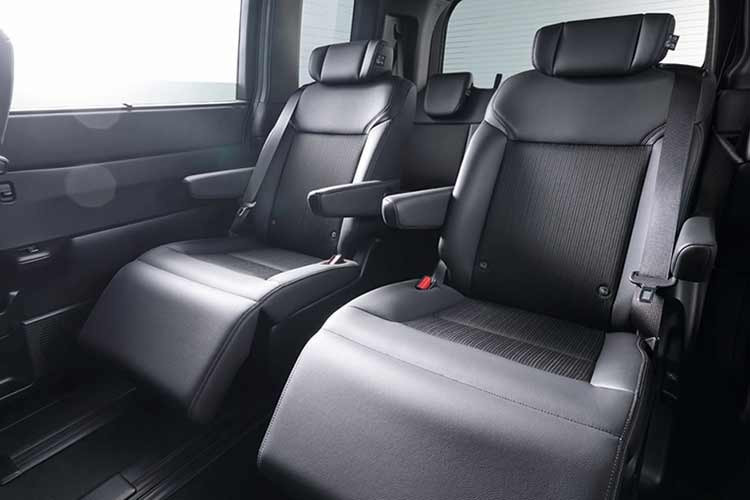 Gói công nghệ an toàn chủ động Honda SENSING. Gói trang bị này bao gồm các tính năng hiện đại như đèn pha thích ứng tự động, hệ thống cảnh báo và hỗ trợ giữ làn đường, cảnh báo va chạm và hỗ trợ phanh khẩn cấp CMBS, kiểm soát hành trình thích ứng với tính năng bám xe ở tốc độ thấp, cũng như cảnh báo xe phía trước bắt đầu di chuyển.