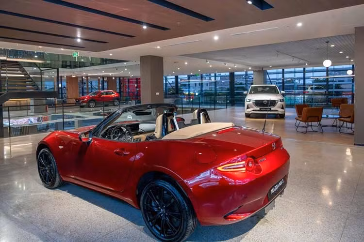 MX-5 thế hệ mới sở hữu kích thước 3.915 x 1.735 x 1.240 mm, cấu hình 2 chỗ ngồi. Không gian nội thất của xe được nâng cấp nhẹ với ghế da Nappa có sưởi, màn hình giải trí 8,8 inch hỗ trợ kết nối Apple CarPlay/Android Auto không dây và hệ thống âm thanh Bose cao cấp...