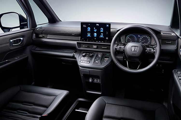 Về thiết kế và tiện nghi, nội thất xe được hoàn thiện với tông màu đen chủ đạo. Ghế ngồi được bọc bằng chất liệu da tổng hợp Prime Smooth kết hợp vải công nghệ FABTECH, có thể điều chỉnh linh hoạt theo nhiều cấu hình.