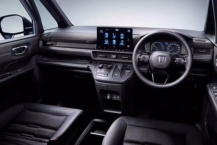 Về thiết kế và tiện nghi, nội thất xe được hoàn thiện với tông màu đen chủ đạo. Ghế ngồi được bọc bằng chất liệu da tổng hợp Prime Smooth kết hợp vải công nghệ FABTECH, có thể điều chỉnh linh hoạt theo nhiều cấu hình.