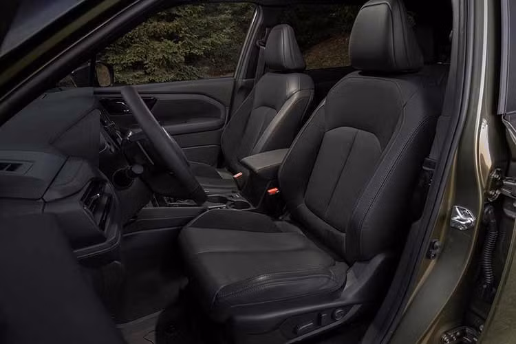 Mặc dù có thể hy sinh mô-men xoắn ở dải tua thấp, Subaru Forester Hybrid 2026 thế hệ mới vẫn duy trì khả năng vận hành linh hoạt nhờ mô-tơ điện chính hỗ trợ truyền lực và mô-tơ phụ kiêm đề nổ, phát điện.