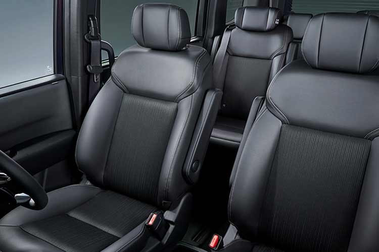 Hàng ghế thứ hai của Honda StepWGN dạng ghế đơn tách rời, tích hợp đệm đỡ chân Ottoman, trong khi hàng ghế thứ ba có thể gập theo tỷ lệ 60:40 và gập phẳng hoàn toàn xuống sàn, tối ưu hóa không gian chứa đồ.