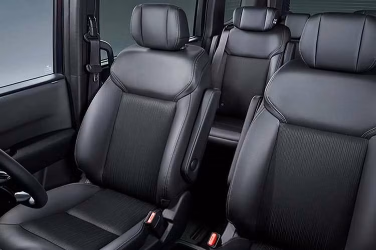 Hàng ghế thứ hai của Honda StepWGN dạng ghế đơn tách rời, tích hợp đệm đỡ chân Ottoman, trong khi hàng ghế thứ ba có thể gập theo tỷ lệ 60:40 và gập phẳng hoàn toàn xuống sàn, tối ưu hóa không gian chứa đồ.