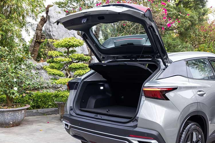 Sự xuất hiện của C5 HEV khiến mẫu SUV cỡ B này ở Việt Nam có tổng cộng 4 phiên bản. Trước đó, xe đã được bán với 3 phiên bản, gồm Luxury, Premium và Flagship với giá từ 499-669 triệu đồng. Sẽ không ngạc nhiên nếu Omoda C5 HEV có giá cao hơn mức 669 triệu đồng của bản Flagship.