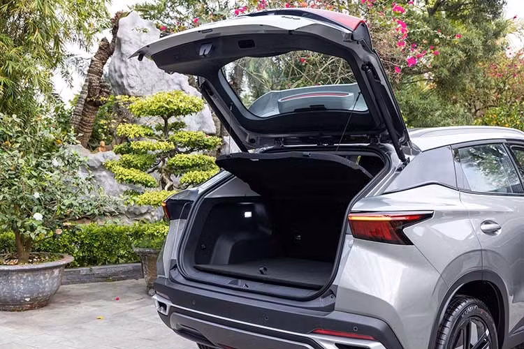 Sự xuất hiện của C5 HEV khiến mẫu SUV cỡ B này ở Việt Nam có tổng cộng 4 phiên bản. Trước đó, xe đã được bán với 3 phiên bản, gồm Luxury, Premium và Flagship với giá từ 499-669 triệu đồng. Sẽ không ngạc nhiên nếu Omoda C5 HEV có giá cao hơn mức 669 triệu đồng của bản Flagship.