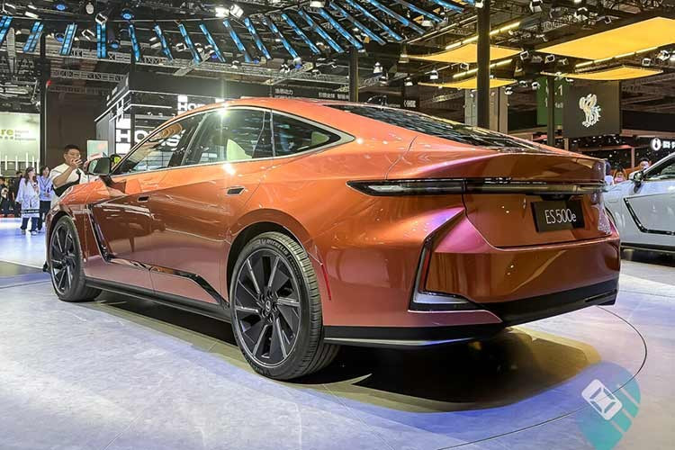 Nằm bên dưới nắp ca-pô của Lexus ES 350h 2026 là hệ truyền động hybrid với động cơ xăng 4 xi-lanh, dung tích 2.5L và mô-tơ điện, cho tổng công suất 244 mã lực. Trong khi đó, Lexus ES 500e 2026 được trang bị mô-tơ điện mạnh 338 mã lực, hệ dẫn động 4 bánh và pin 75 kWh. Xe được kỳ vọng có thể chạy tối đa 530 km sau mỗi lần sạc đầy theo tiêu chuẩn WLTP.