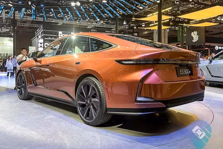 Nằm bên dưới nắp ca-pô của Lexus ES 350h 2026 là hệ truyền động hybrid với động cơ xăng 4 xi-lanh, dung tích 2.5L và mô-tơ điện, cho tổng công suất 244 mã lực. Trong khi đó, Lexus ES 500e 2026 được trang bị mô-tơ điện mạnh 338 mã lực, hệ dẫn động 4 bánh và pin 75 kWh. Xe được kỳ vọng có thể chạy tối đa 530 km sau mỗi lần sạc đầy theo tiêu chuẩn WLTP.