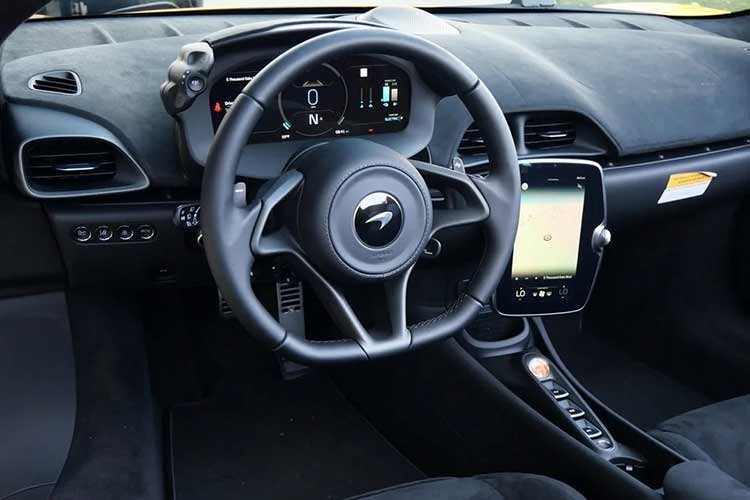 Thứ hai là tiêu chí đối chiếu theo bảng giá trị tiêu thụ nhiên liệu trung bình của từng nhóm xe theo dung tích động cơ do Cục Đăng kiểm Việt Nam công bố. McLaren Artura không phải là mẫu xe hybrid đầu tiên tại Việt Nam được giảm giá nhờ ưu đãi thuế tiêu thụ đặc biệt.