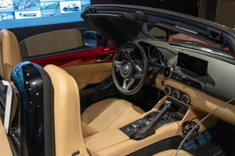 Tuy nhiên, một chi tiết có thể gây tranh luận là xe vẫn duy trì phanh tay cơ truyền thống. Dù đây là chi tiết được các tín đồ thể thao ưa chuộng để thực hiện những cú "drift" chuẩn xác, nhưng với một số khách hàng phổ thông, nó có thể được coi là điểm trừ về tính hiện đại.