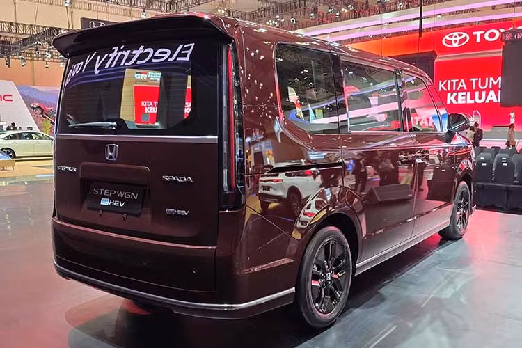 Phiên bản STEPWGN e:HEV SPADA tại Thái sử dụng hệ truyền động hybrid kết hợp giữa động cơ xăng 2.0L mã LFC2 và hai mô-tơ điện loại nam châm vĩnh cửu. Động cơ xăng 4 xi-lanh DOHC 16 van, dung tích 1.993 cc, sản sinh công suất 141 mã lực tại 6.000 vòng/phút và mô-men xoắn 182 Nm tại 4.500 vòng/phút.