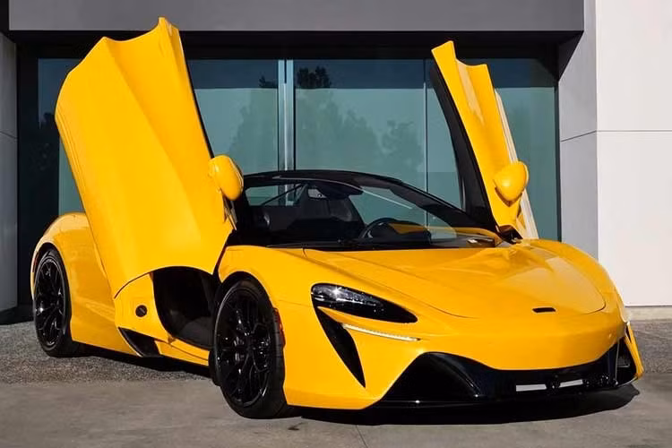 Ngoài ra, xe còn được trang bị pin 7,4 kWh, có thể sạc bằng động cơ xăng hoặc dùng bộ sạc chuẩn EVSE. Thời gian sạc pin lên 80% bằng bộ sạc chuẩn là 2 giờ. Sau khi sạc đầy, pin cho phép xe chạy 30 km ở tốc độ tối đa 130 km/h. Trong năm 2025, McLaren Artura Spider đã được bổ sung phiên bản giới hạn mang tên MCL39 Championship, đánh dấu 10 lần đội McLaren Racing giành chức Vô địch Đội đua Công thức 1.