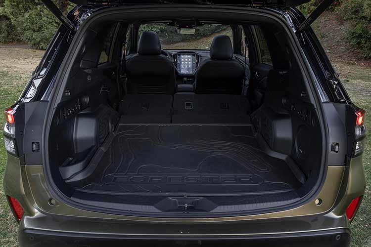 Về khả năng vận hành, cả hai phiên bản Forester Hybrid và bản tiêu chuẩn đều có khoảng sáng gầm 221 mm, phù hợp với các điều kiện địa hình phức tạp. Tuy nhiên, bản hybrid hy sinh nhẹ về thể tích khoang hành lý, ở mức 787 lít khi dựng hàng ghế sau – thấp hơn một chút so với 838 lít ở bản máy xăng.