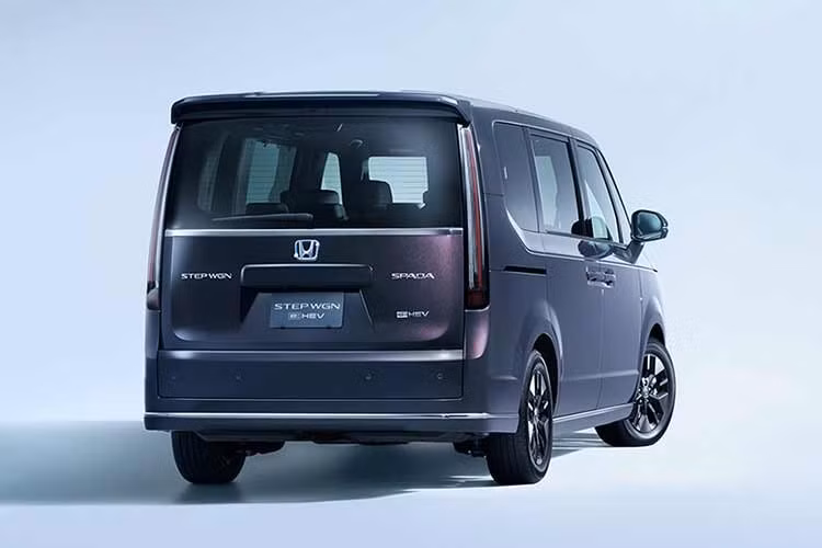 Phần đầu xe nổi bật với lưới tản nhiệt kích thước lớn sơn đen bóng, kết hợp cùng cụm đèn pha LED thanh mảnh và đèn ban ngày định vị tạo hình chữ L. Phía sau, đèn hậu LED cỡ lớn được nối liền bằng một thanh mạ crom, mang lại cảm giác bề thế và vững chãi khi nhìn tổng thể.