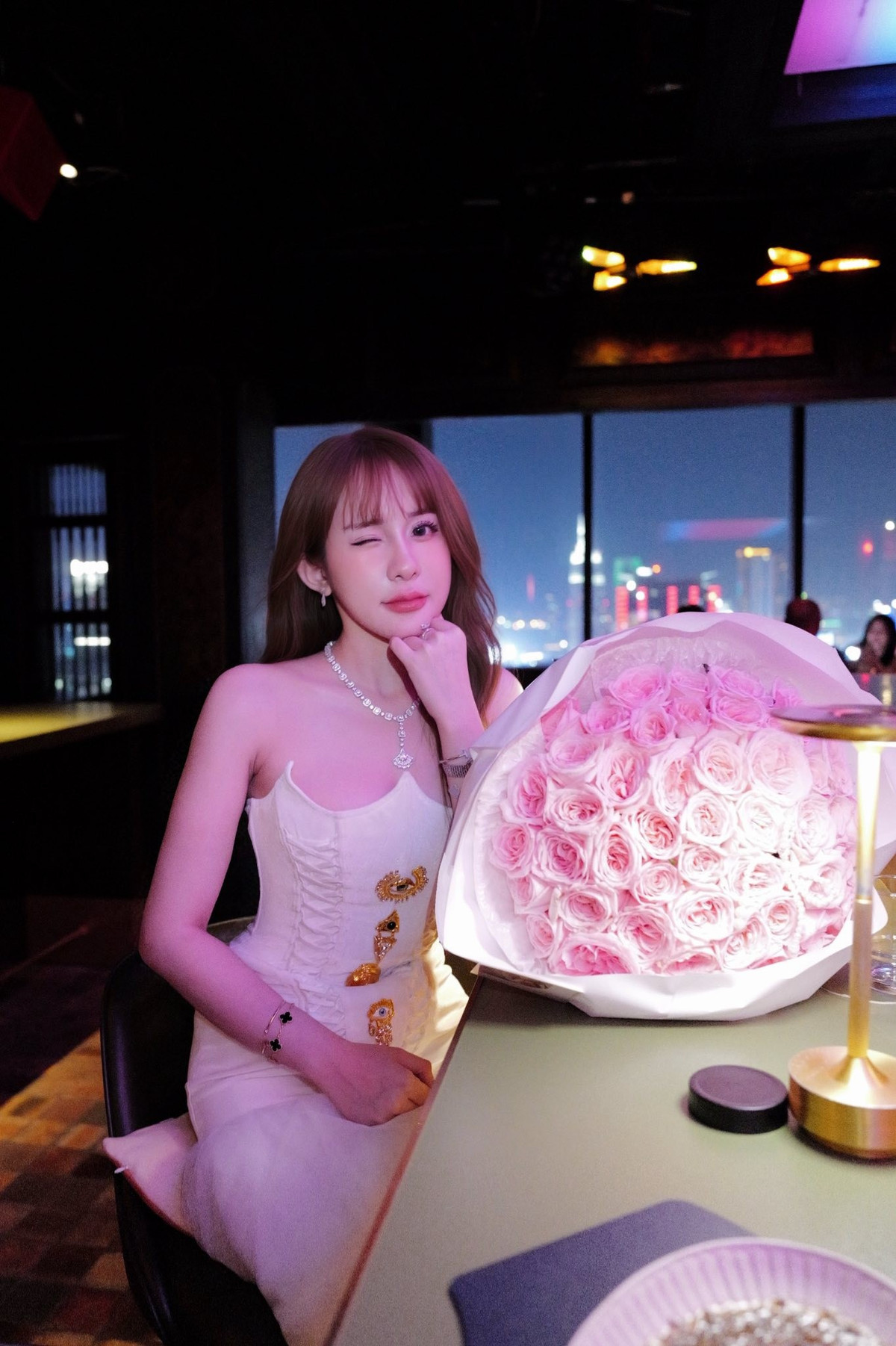 Kỹ năng tốt cùng ngoại hình sáng giúp cô nhanh chóng thu hút lượng lớn người theo dõi và trở thành gương mặt quen thuộc trong cộng đồng yêu thích bộ môn này.