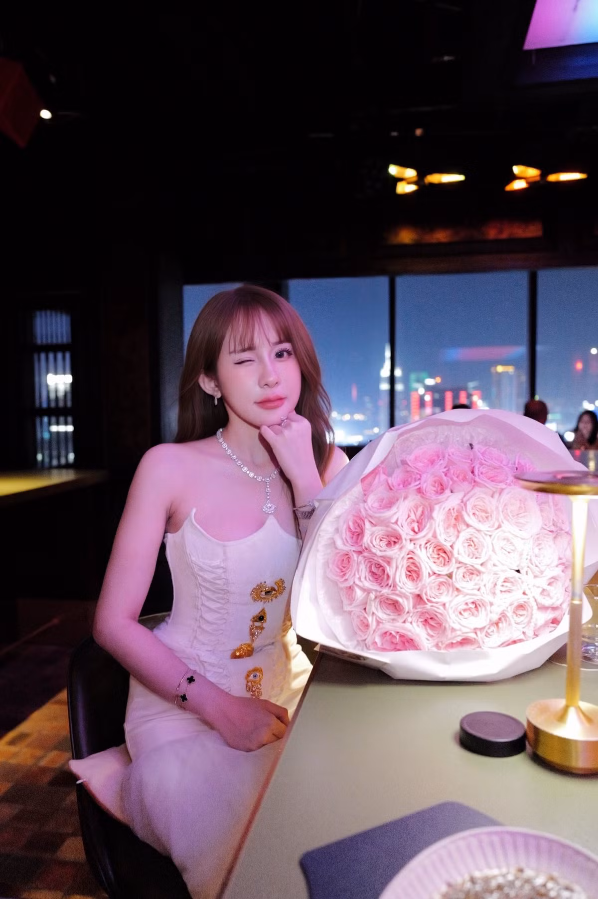 Kỹ năng tốt cùng ngoại hình sáng giúp cô nhanh chóng thu hút lượng lớn người theo dõi và trở thành gương mặt quen thuộc trong cộng đồng yêu thích bộ môn này.