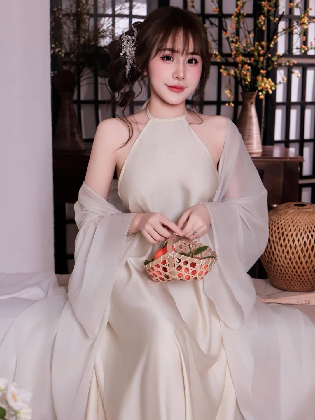 Trong khung cảnh ấy, từng ánh nhìn, cử chỉ cầm quạt hay nâng nhẹ giỏ mây đựng trái cây của Tuyết Anh đều toát lên nét duyên dáng rất riêng.