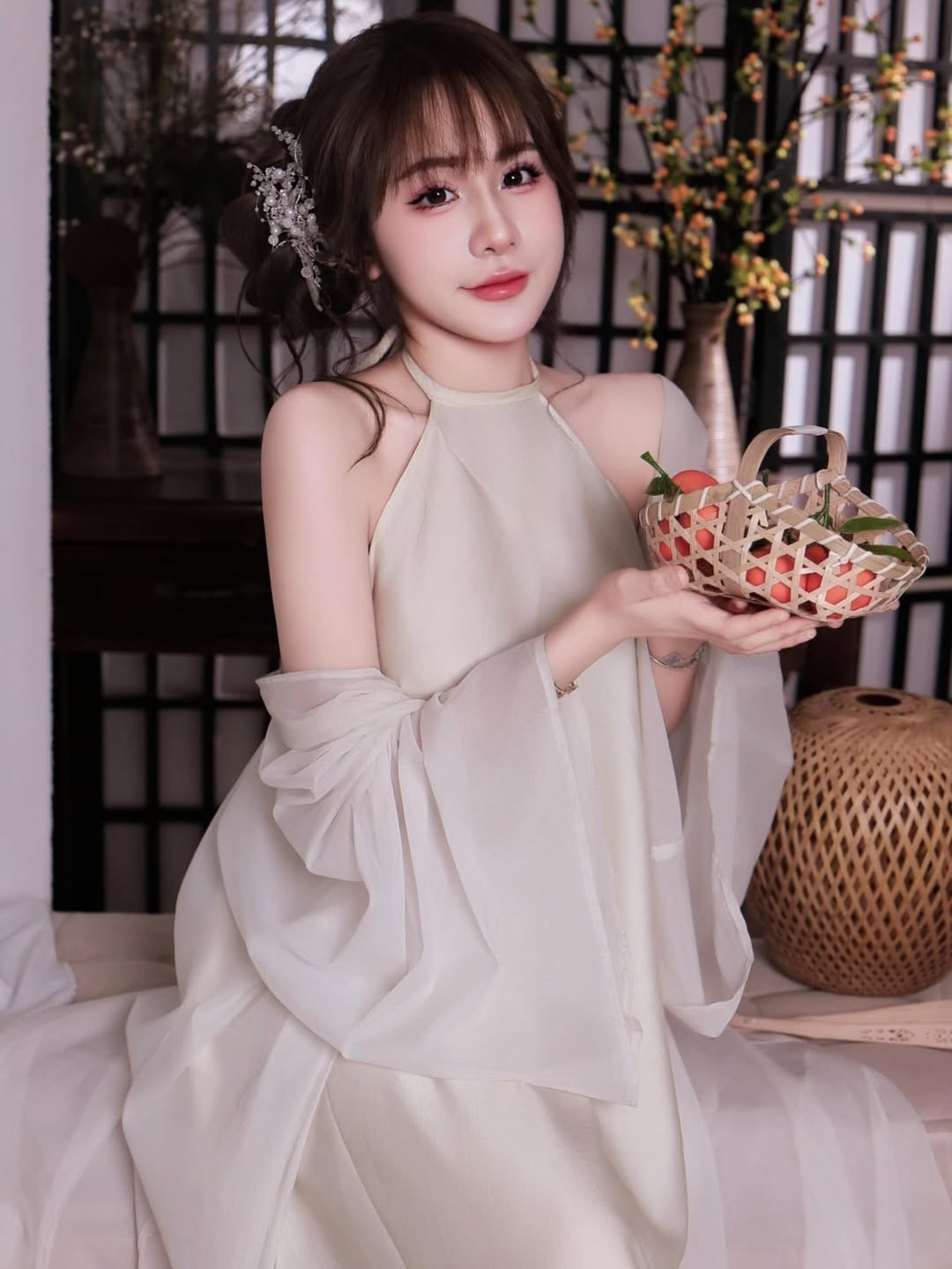 Chất liệu lụa mềm mại bắt sáng nhẹ, kết hợp cùng lớp khăn choàng mỏng buông hờ trên vai giúp từng chuyển động của Tuyết Anh trở nên uyển chuyển hơn.