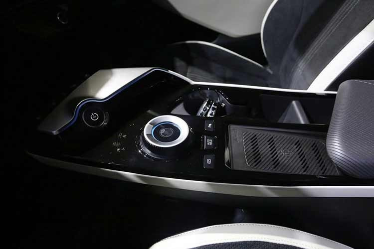 Các trang bị khác gồm hệ thống âm thanh Meridian 14 loa, vô-lăng có sưởi, ghế trước/sau có sưởi.... Hãng Kia thống kê EV6 trang bị 21 hệ thống hỗ trợ lái xe theo tiêu chuẩn (ADSD) gồm hỗ trợ lái xe đường cao tốc thế hệ II, một hệ thống lái bán tự động.