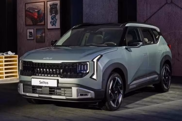 Kia Seltos 2026 sẽ chính thức được mở bán trong tháng 1/2026 này với mức giá vô cùng hấp dẫn. Cụ thể, phiên bản chạy xăng có giá dao động từ 24,77 đến 32,17 triệu won (tương đương 448,05 - 581,90 triệu đồng). Đối với những khách hàng muốn trải nghiệm công nghệ Hybrid, mức giá sẽ từ 28,98 đến 35,84 triệu won (tương đương 524,14 - 648,29 triệu đồng).