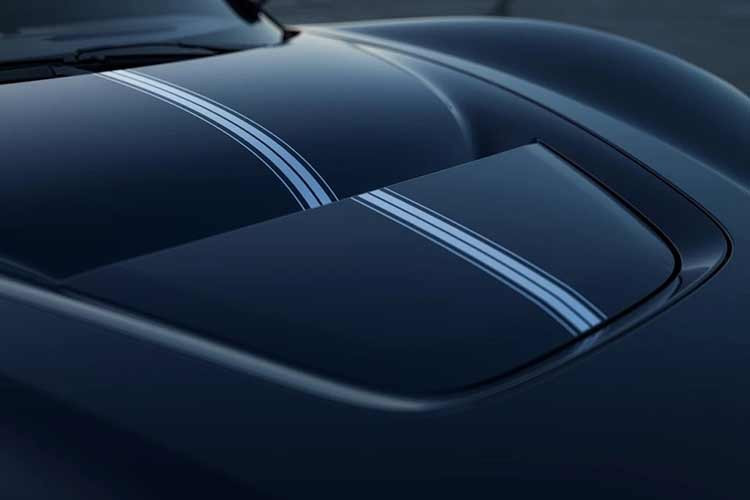 Rimac Nevera R Founder's Edition được trang bị 4 động cơ điện và công nghệ torque-vectoring, cho ra công suất tối đa 2.107 mã lực và mô-men xoắn cực đại 2.340 Nm.