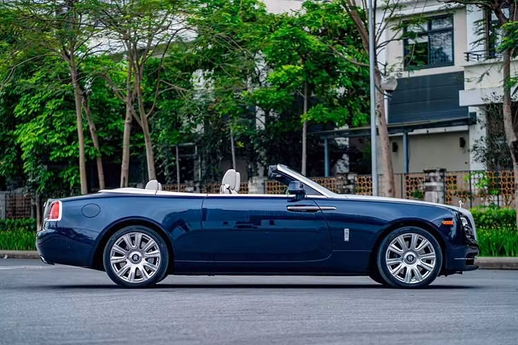 Dawn được chế tạo trên cơ sở Rolls-Royce Ghost, không giống như mẫu trước đó dựa trên Rolls-Royce Phantom thế hệ thứ 7, mẫu xe hàng đầu của Rolls-Royce Motor Cars cho đến khi có sự xuất hiện của thế hệ thứ 8 và Rolls -Royce Phantom Coupe. Rolls-Royce Dawn là chiếc xe động cơ đốt trong mui trần cuối cùng được hãng xesang Anh quốc sản xuất.