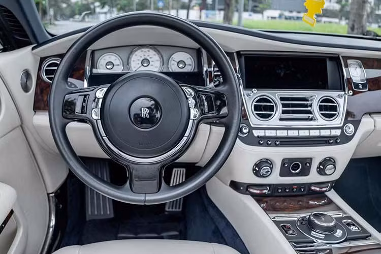 Khác với xe đầu tiên có nội thất màu cam Hermes rất thời trang, khoang lái của chiếc xe mui trần Rolls-Royce Dawn thứ 2 xuất hiện tại Việt Nam sở hữu màu trắng, cùng nhiều chi tiết sơn đen hay cả ốp gỗ. Xe có thiết kế 2+2, tức hàng ghế sau có thêm chỗ và người lớn ngồi vẫn thoải mái, hàng ghế này có thêm điều hòa, bệ tỳ tay, cùng với 1 số nút bấm chỉnh ghế, hộc đựng đồ.