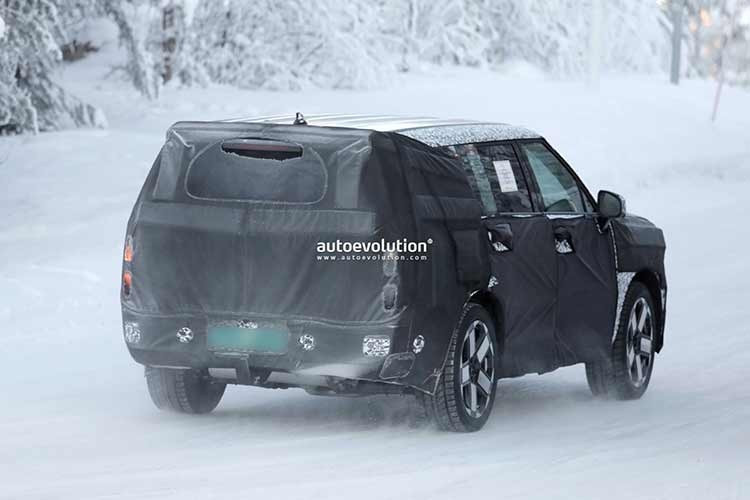 Khu vực nắp ca-pô của xe có thể cũng đã được tinh chỉnh, mang lại tổng thể mạnh mẽ và hiện đại hơn so với bản hiện tại. Cửa sạc xuất hiện bên phía ghế phụ hé lộ khả năng mẫu xe này sẽ có thêm phiên bản plug-in hybrid – điều không quá bất ngờ khi SantaFe PHEV vốn đã được phân phối tại thị trường châu Âu.